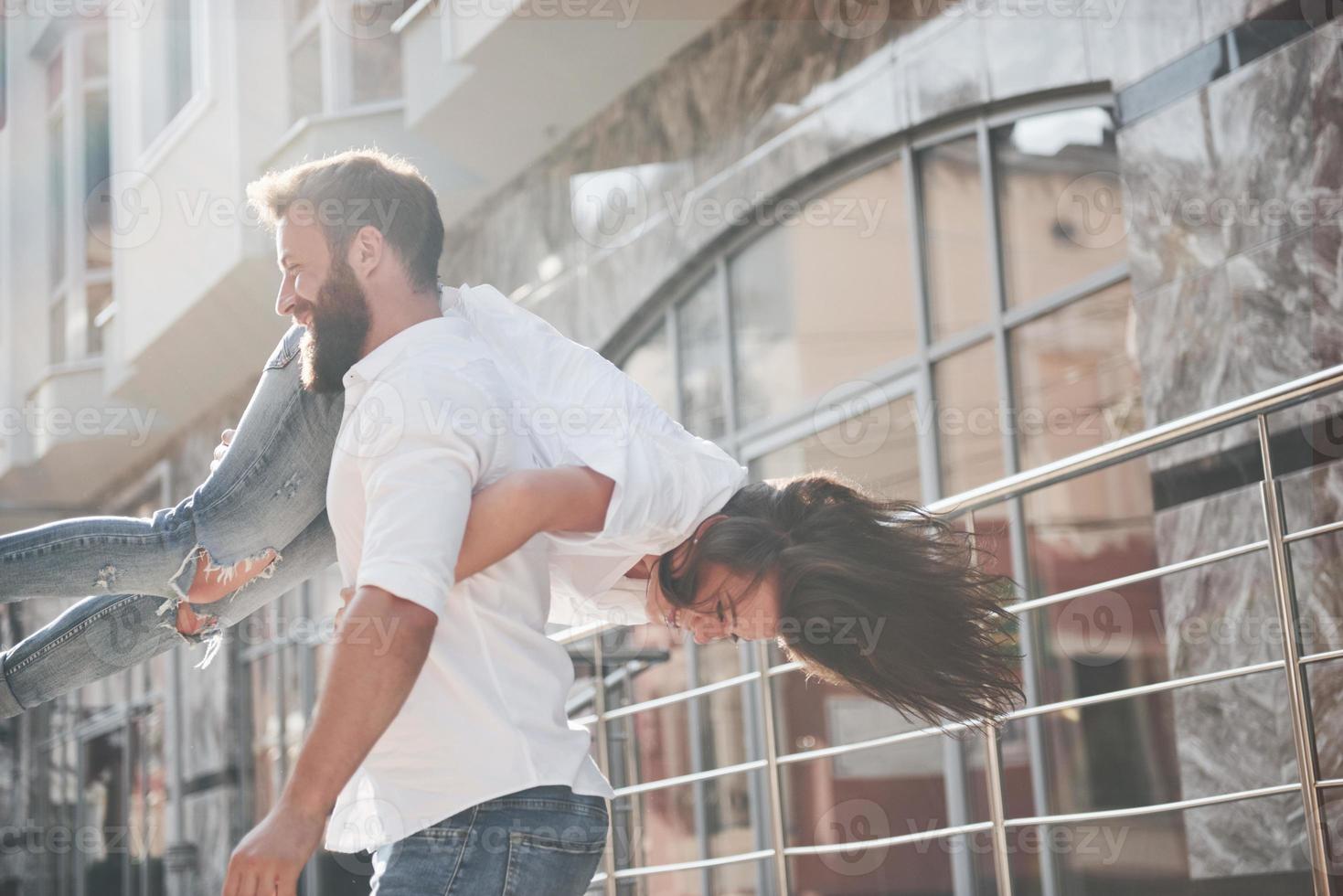 um jovem casal amoroso engraçado se divertir em um dia ensolarado. foto