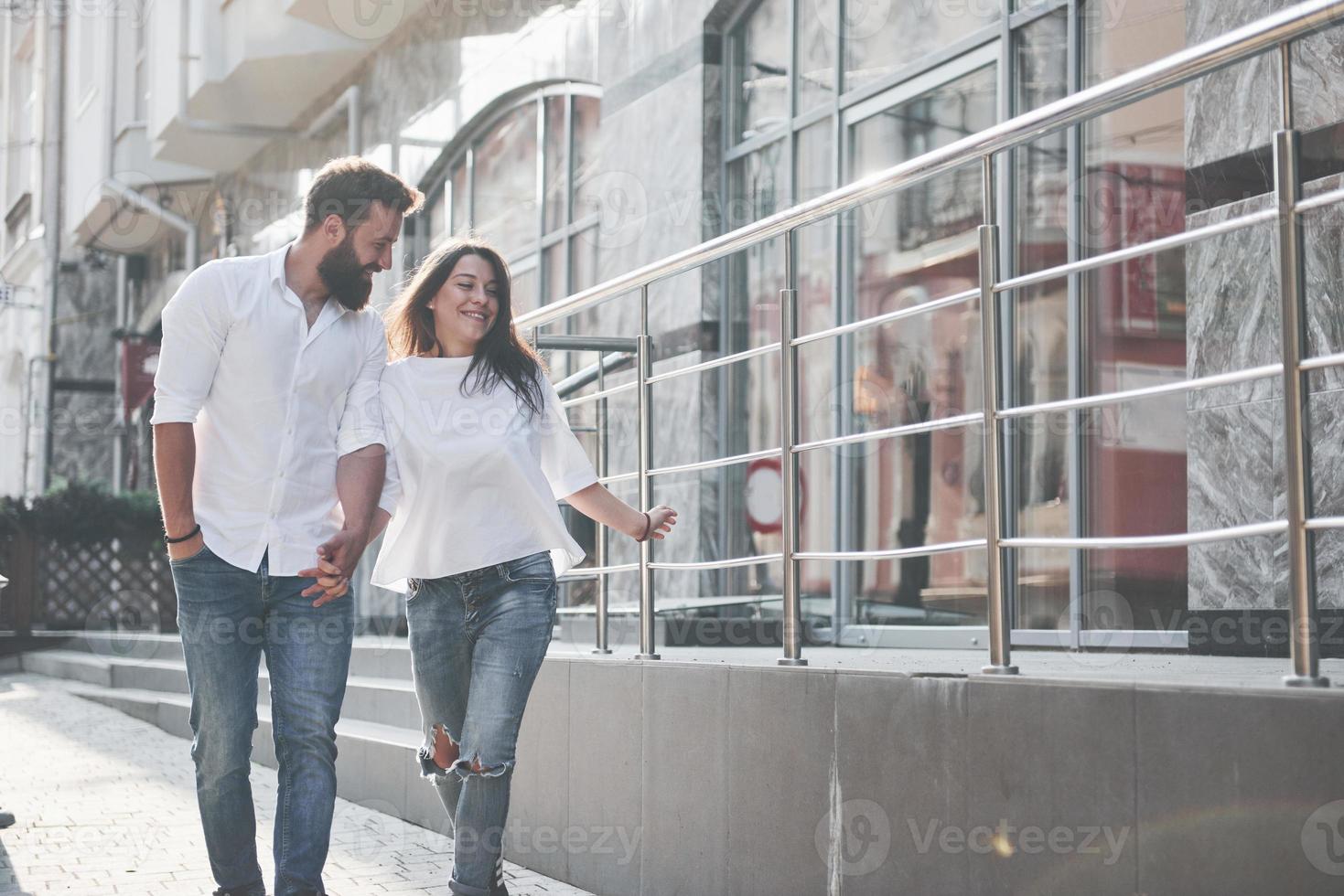 retrato de um jovem casal lindo sorrindo juntos foto