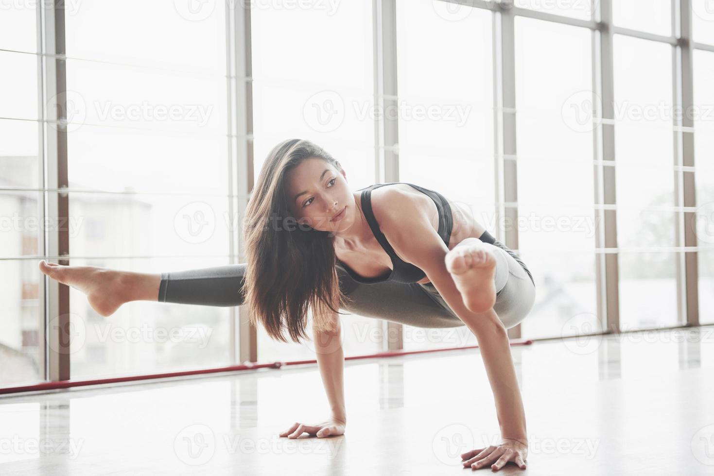 uma esportista que corta o torso e faz um alongamento. uma mulher tenta estar em boa forma foto