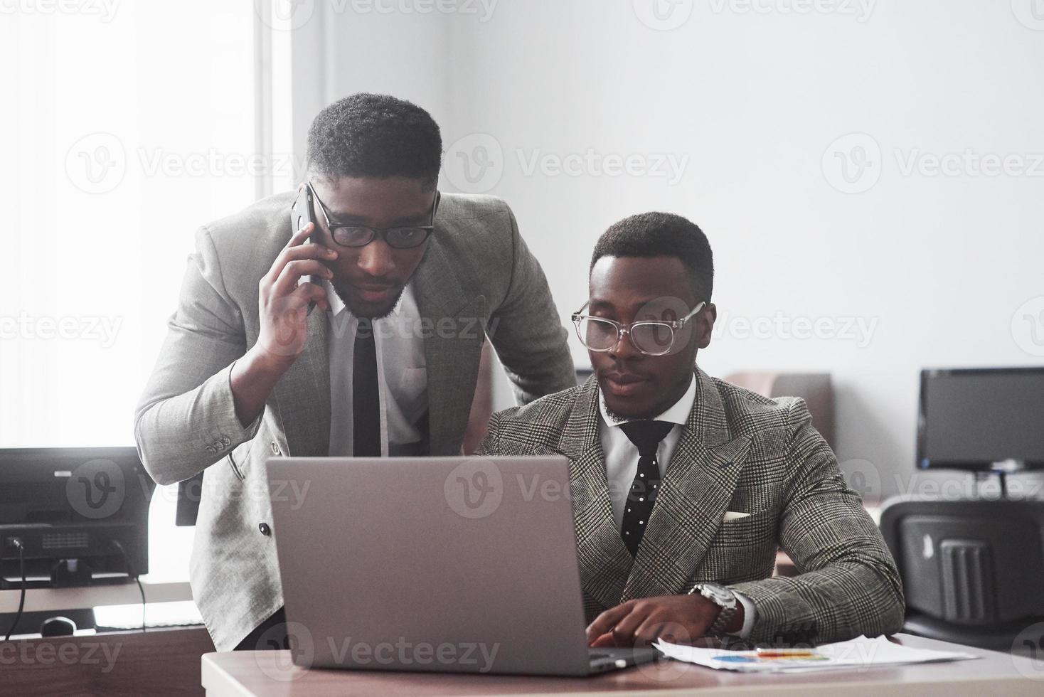 imagem de um empresário afro-americano trabalhando em seu laptop foto