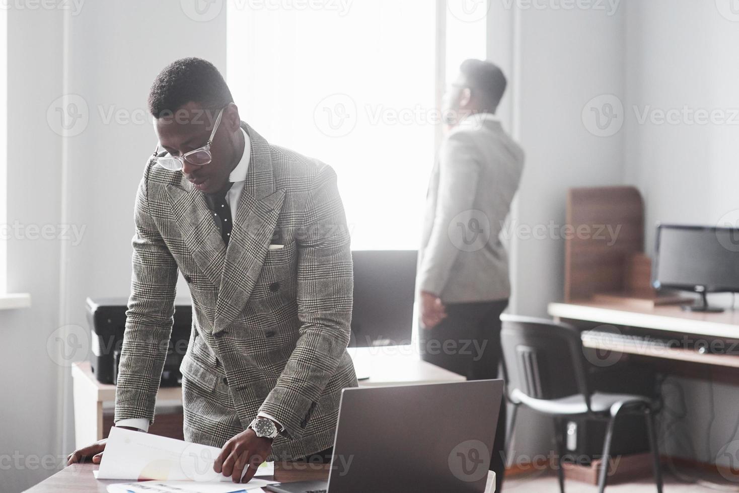 a imagem de dois jovens empresários afro-americanos que interagem em reunião no escritório foto