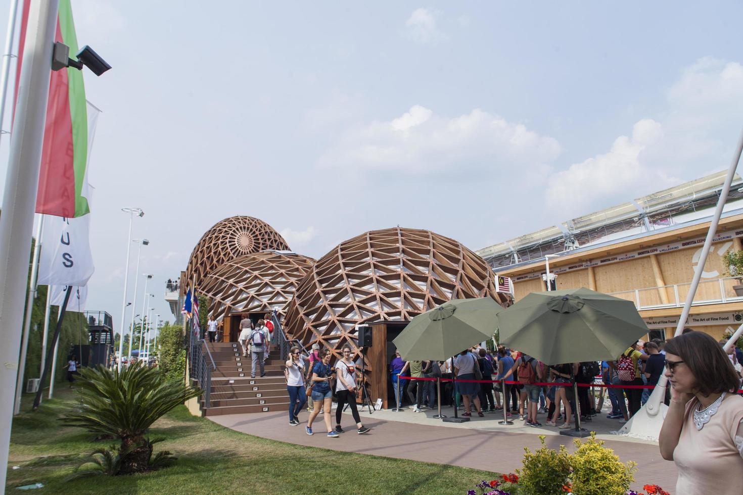 Milão, Itália, 1 de junho de 2015 - pessoas não identificadas pelo pavilhão da Malásia na Expo 2015 em Milão, Itália. Expo 2015 ocorreu de 1 de maio a 31 de outubro de 2015. foto