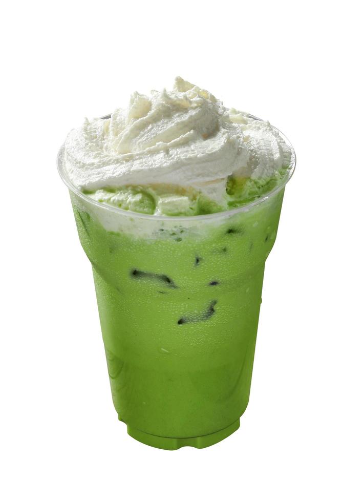 Chá verde japonês gelado em copo de plástico no fundo branco foto