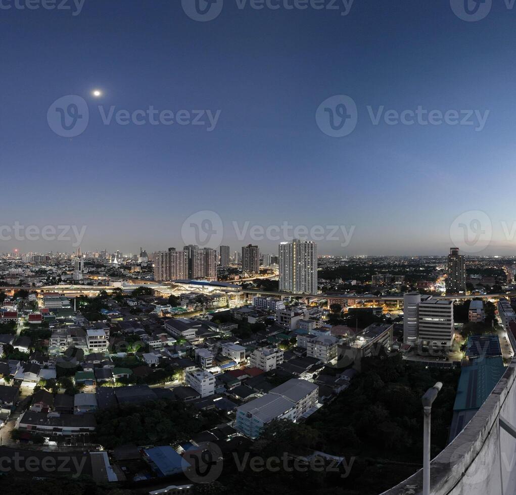 cidade noite lua panorama construção urbano arquitetura luz skyscape moderno rua centro da cidade o negócio estrada fundo ao ar livre panorama iluminar azul Visão Sombrio viagem torre rodovia panorama tarde foto