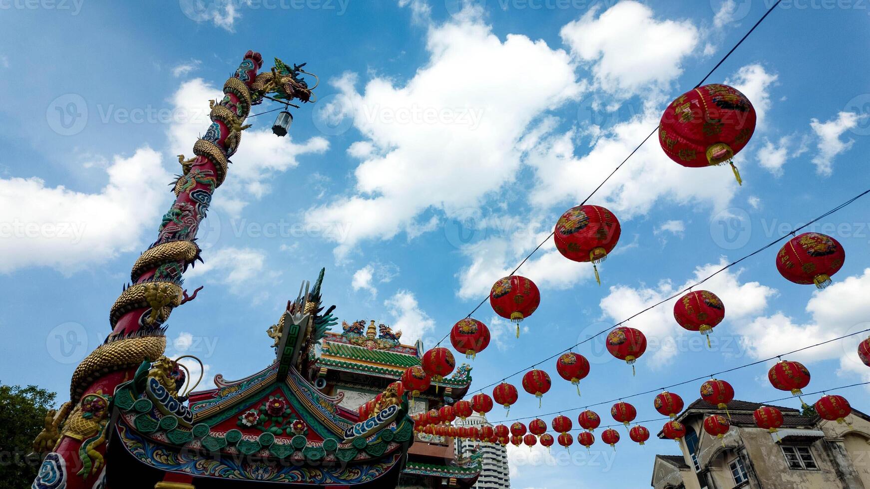 azul céu nublado branco fundo vermelho Rosa laranja cor lanterna luminária lâmpada Dragão wat têmpora chinês Novo ano 2023 2024 Tempo calendário feliz Novo ano festival rico riqueza dinheiro saúde Dragão zodíaco foto