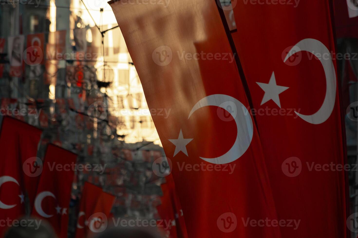 turco bandeiras dentro foco em a rua às pôr do sol foto