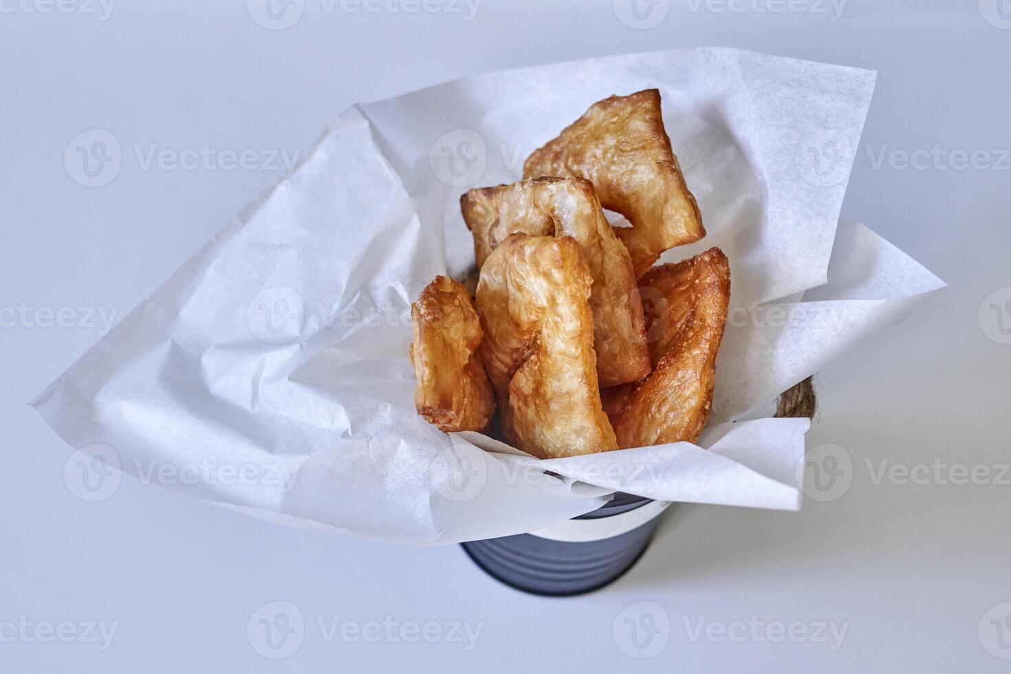 frito pastelaria em papel com tomates e especiarias foto