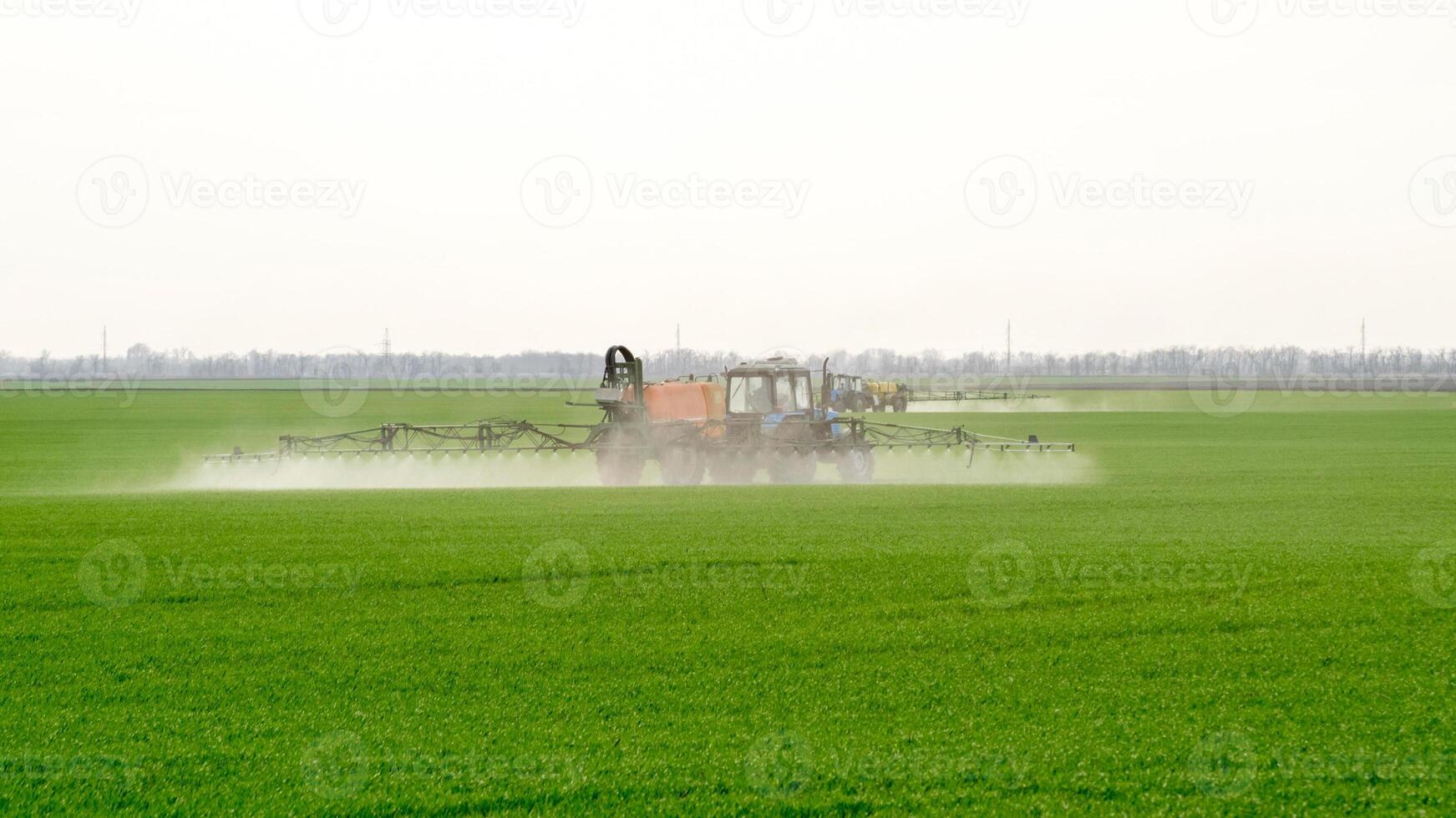 trator com uma spray dispositivo para finamente disperso fertilizante. foto