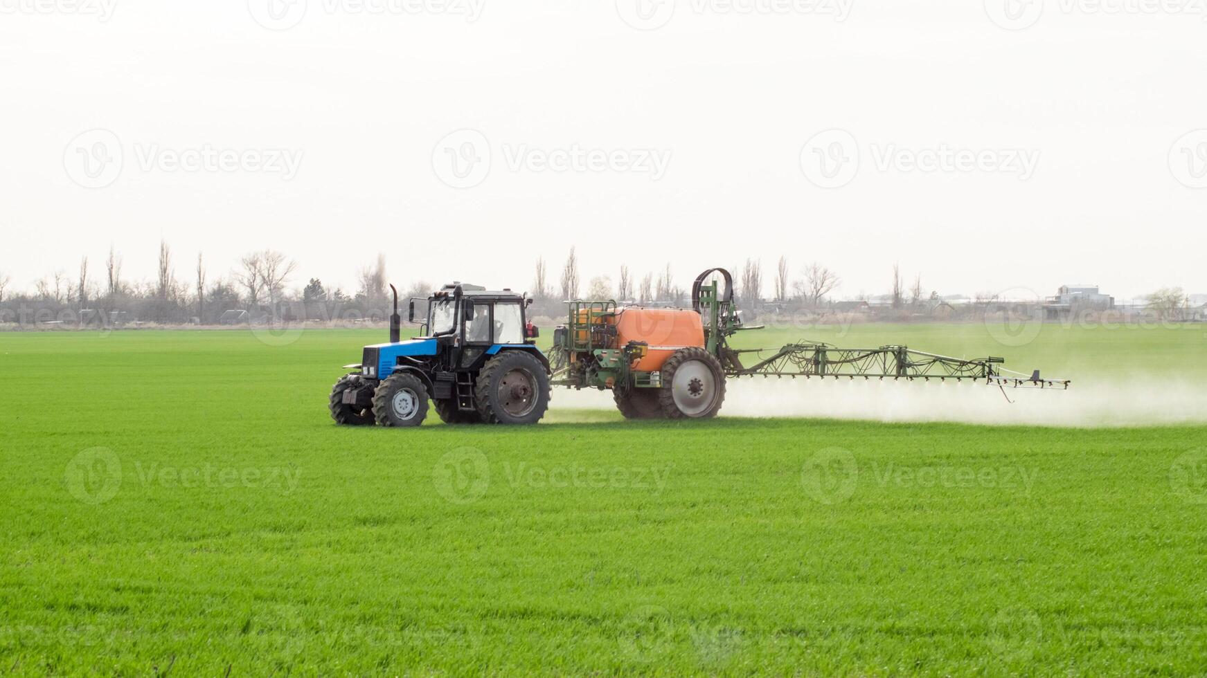 trator com uma spray dispositivo para finamente disperso fertilizante. foto