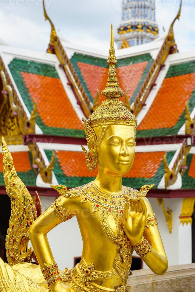 dourado estátua do kinnari dentro wat phra kaew grande Palácio Bangkok tailândia. foto