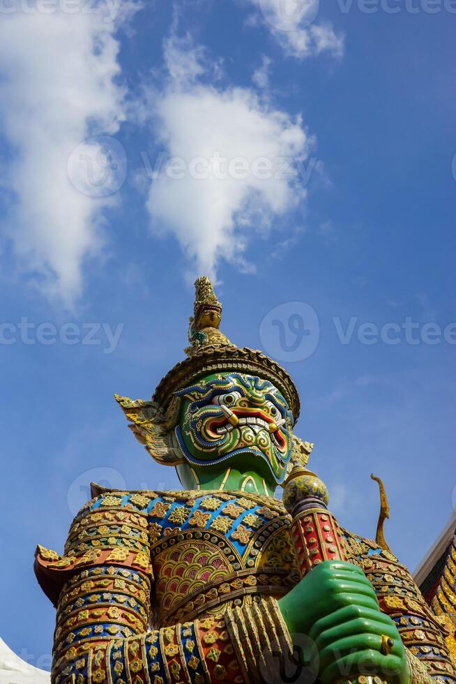 demônio guardião dentro wat phra kaew grande Palácio Bangkok tailândia. foto