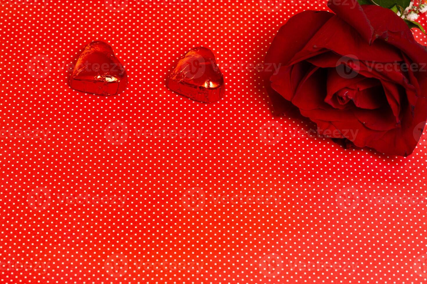dia dos namorados dia rosa e chocolates em uma polca ponto fundo foto