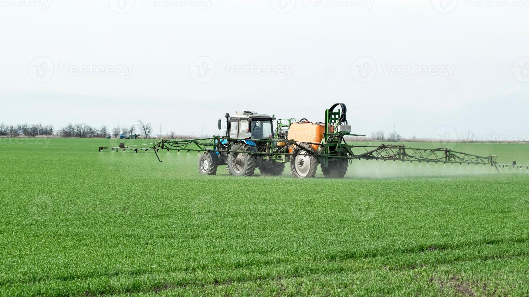 trator com uma spray dispositivo para finamente disperso fertilizante. foto