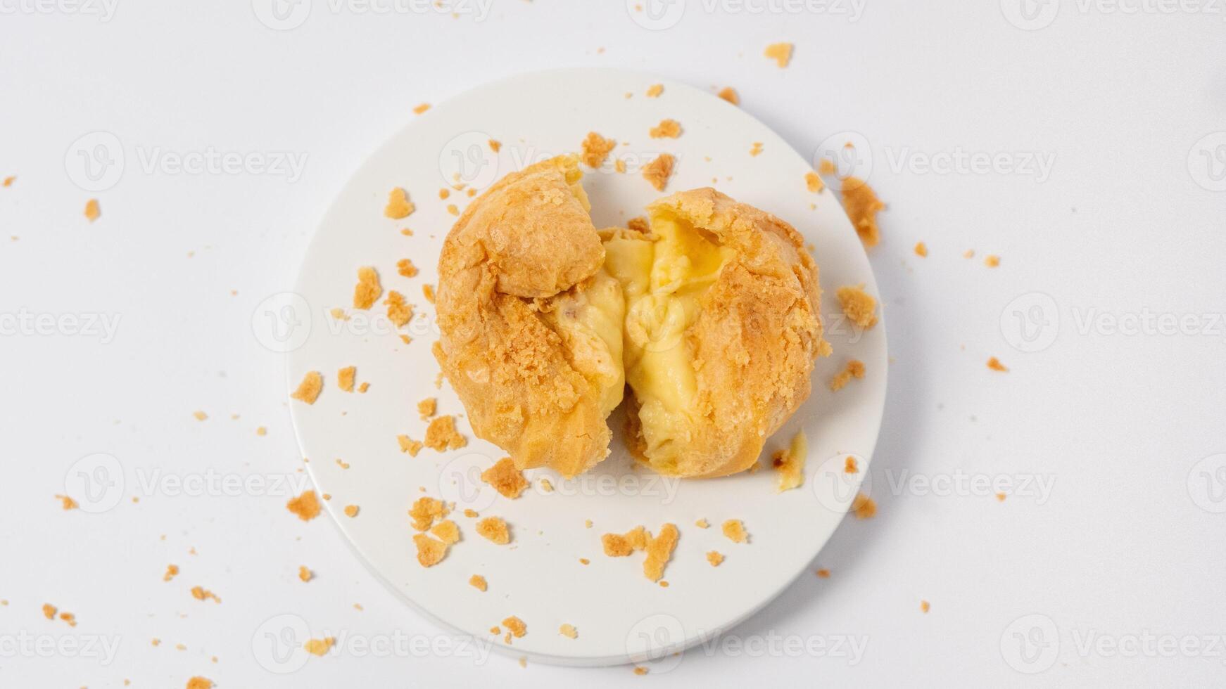 recentemente cozido creme baforadas ou baunilha eclairs isolado em branco fundo foto