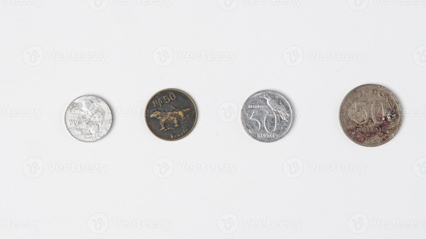 variantes do indonésio 25 e 50. rupia moedas foto