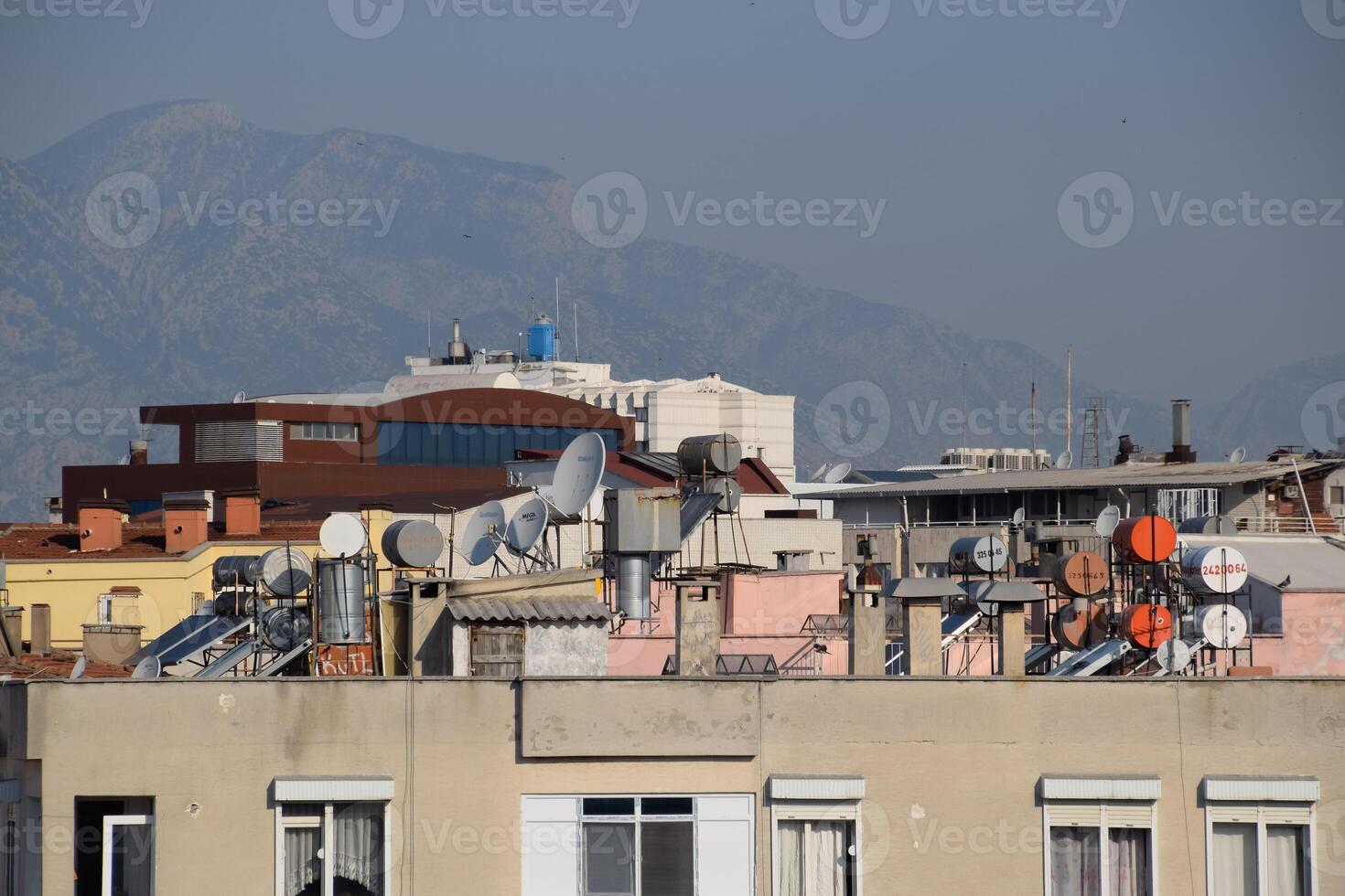 barris de aço de caldeiras com água no telhado de um edifício para aquecer água foto