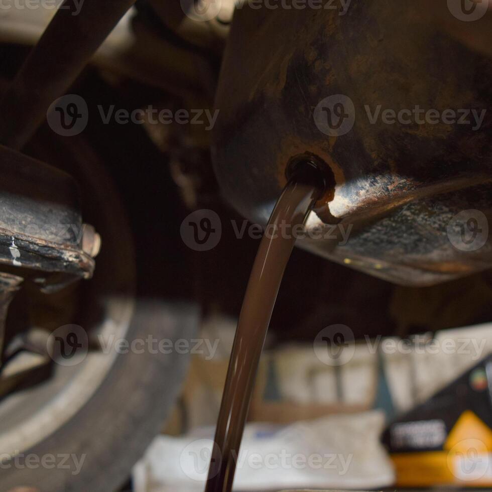 drenar a velho óleo a partir de a motor através a drenar plugue foto