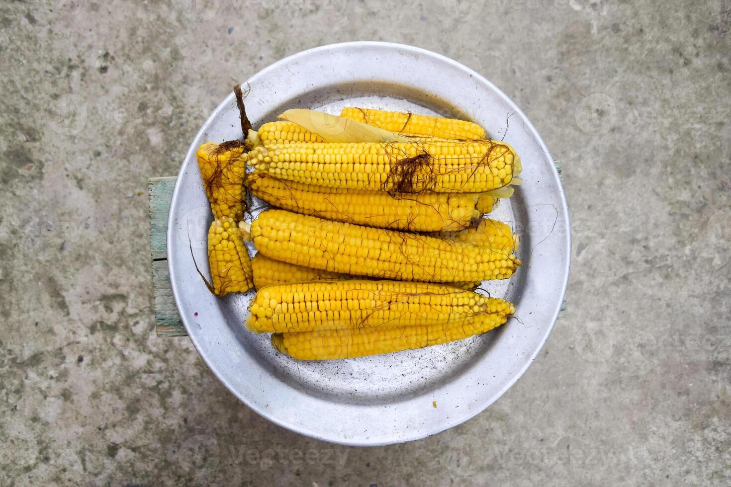 fervido milho em a alumínio bandeja. amarelo fervido jovem milho, útil e saboroso Comida foto