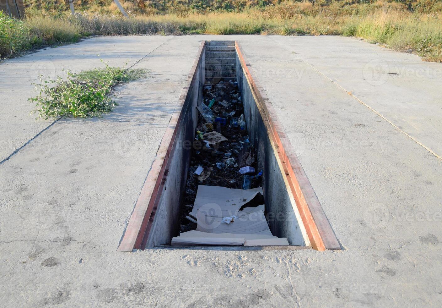 Cova para carro manutenção. lixo dentro a garagem. foto