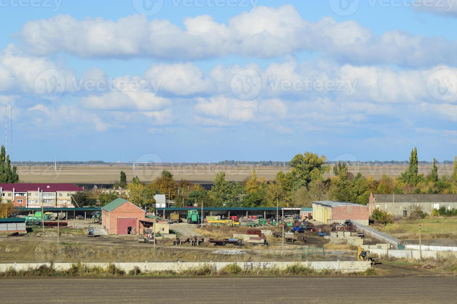 uma Visão a partir de acima do uma pequeno russo Vila. rural panorama. campo e Vila. uma semi-abandonado Vila. foto