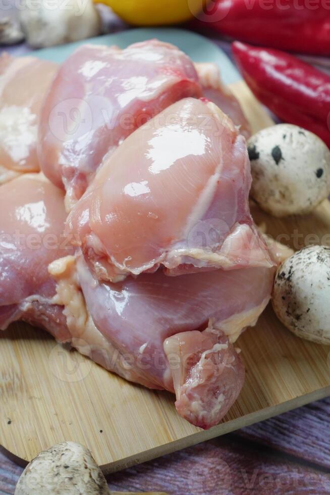 cru seio frango carne e legumes em mesa foto