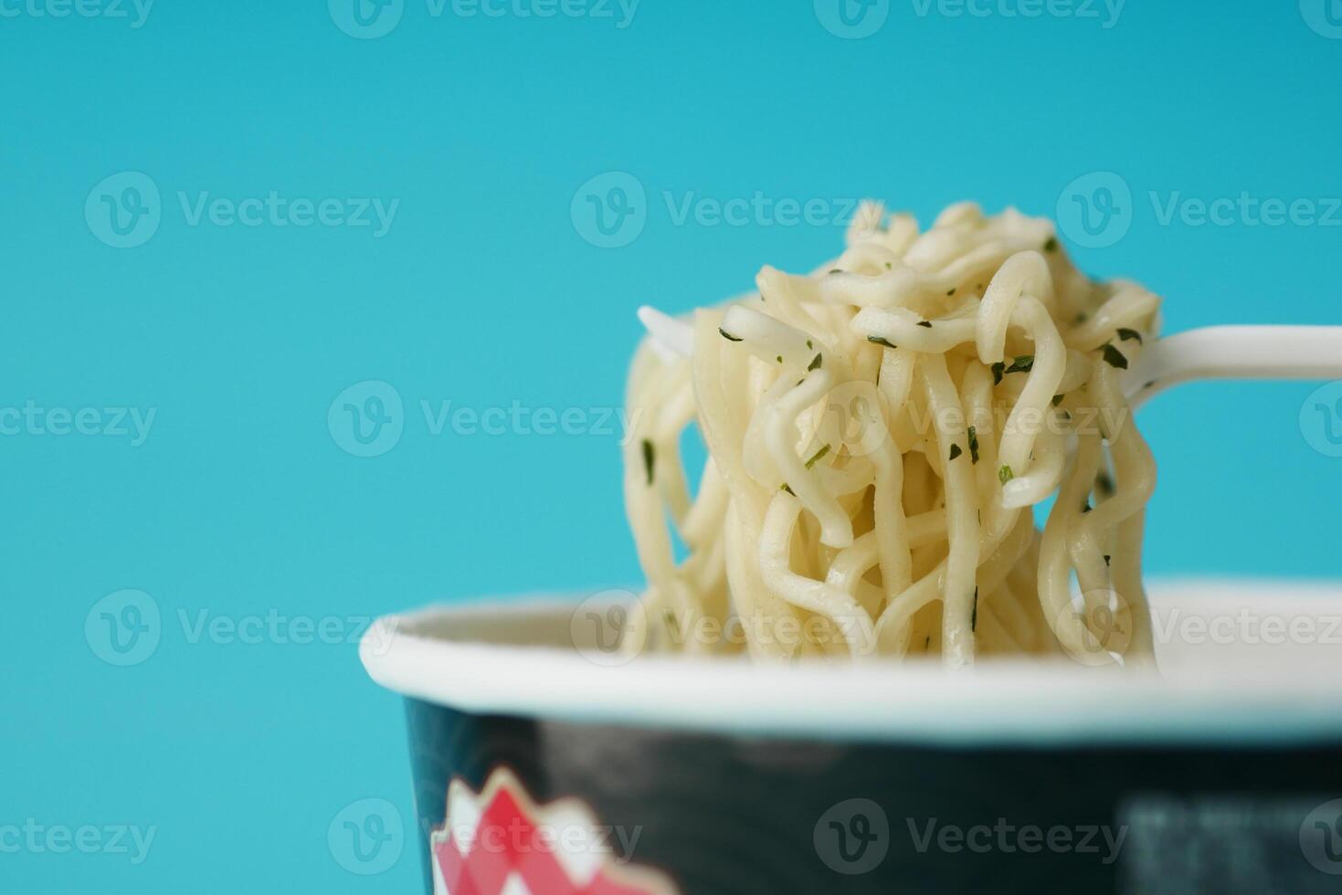 comendo instante Macarrão com uma garfo. foto