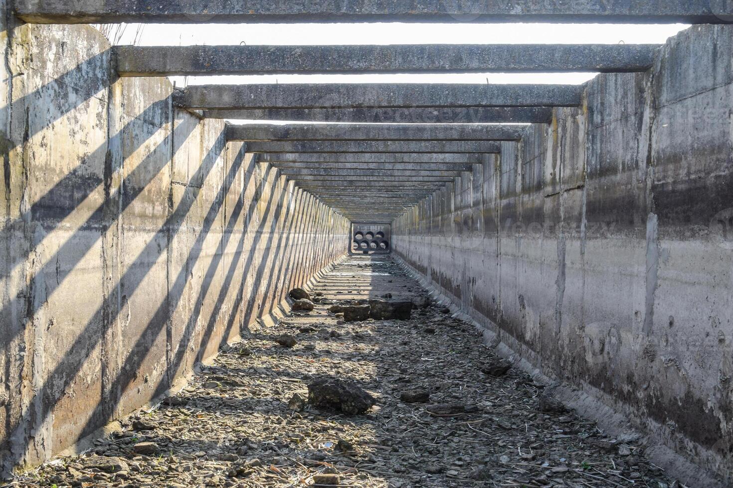 dentro Visão do a irrigação artificial concreto canal. foto