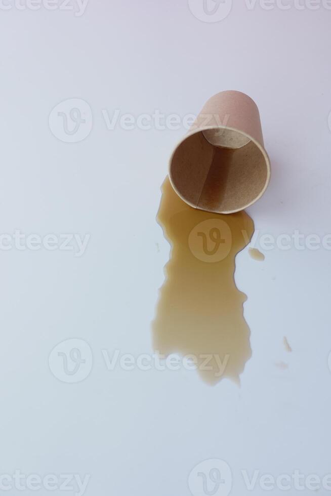 suave bebidas ou líquido derramado em uma chão , foto