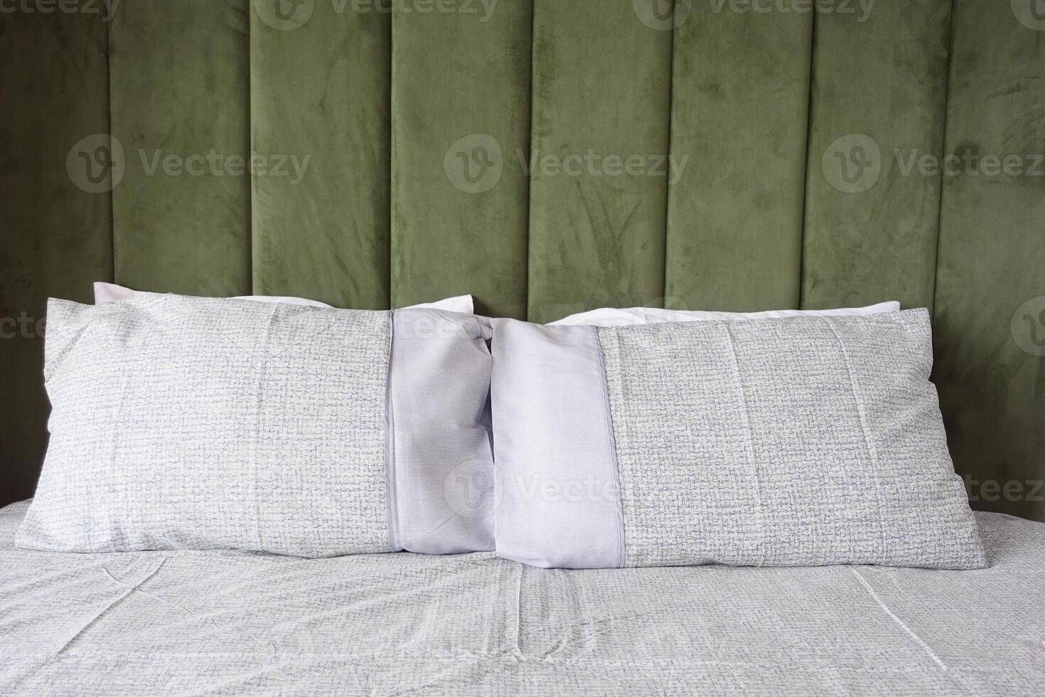 travesseiro branco alinhado na cama foto