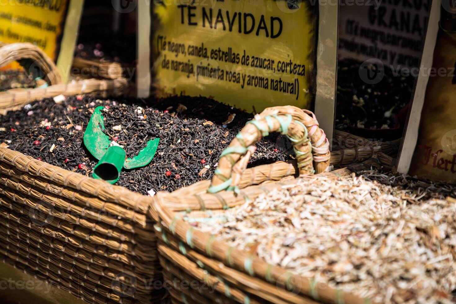 especiarias loja às a oriental mercado dentro granada, Espanha foto