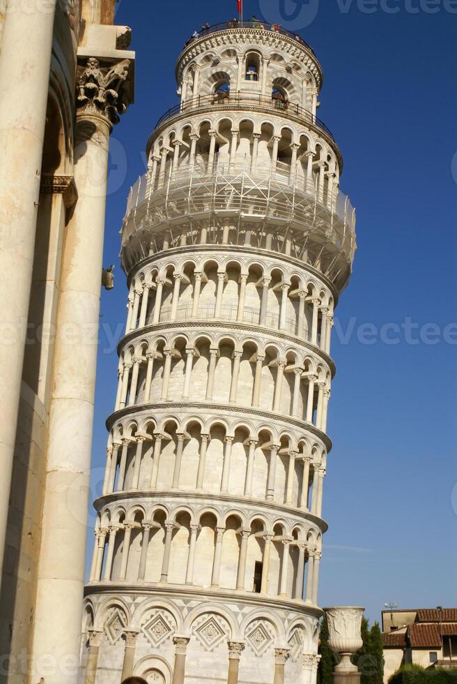 a famoso inclinado torre dentro pisa em nublado céu fundo foto