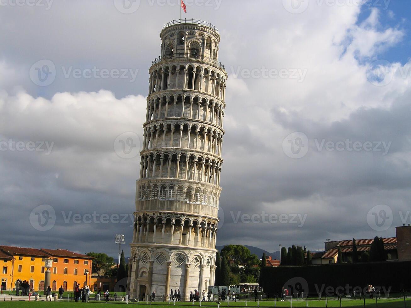 a famoso inclinado torre dentro pisa em nublado céu fundo foto