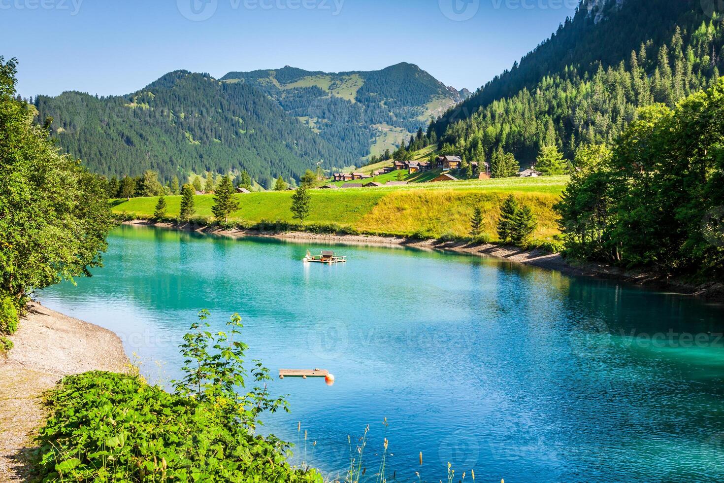 bela vista montanha lago. steg, malbun em lichtenstein, europa foto