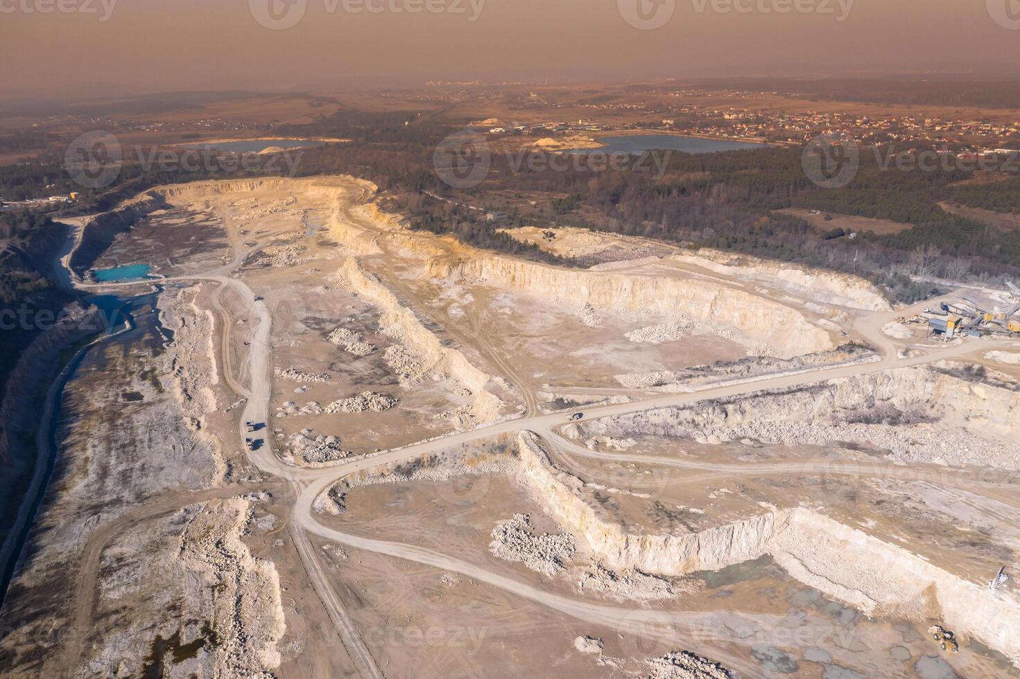 aéreo Visão do aberto mineração pedreira. industrial Lugar, colocar Visão a partir de acima foto