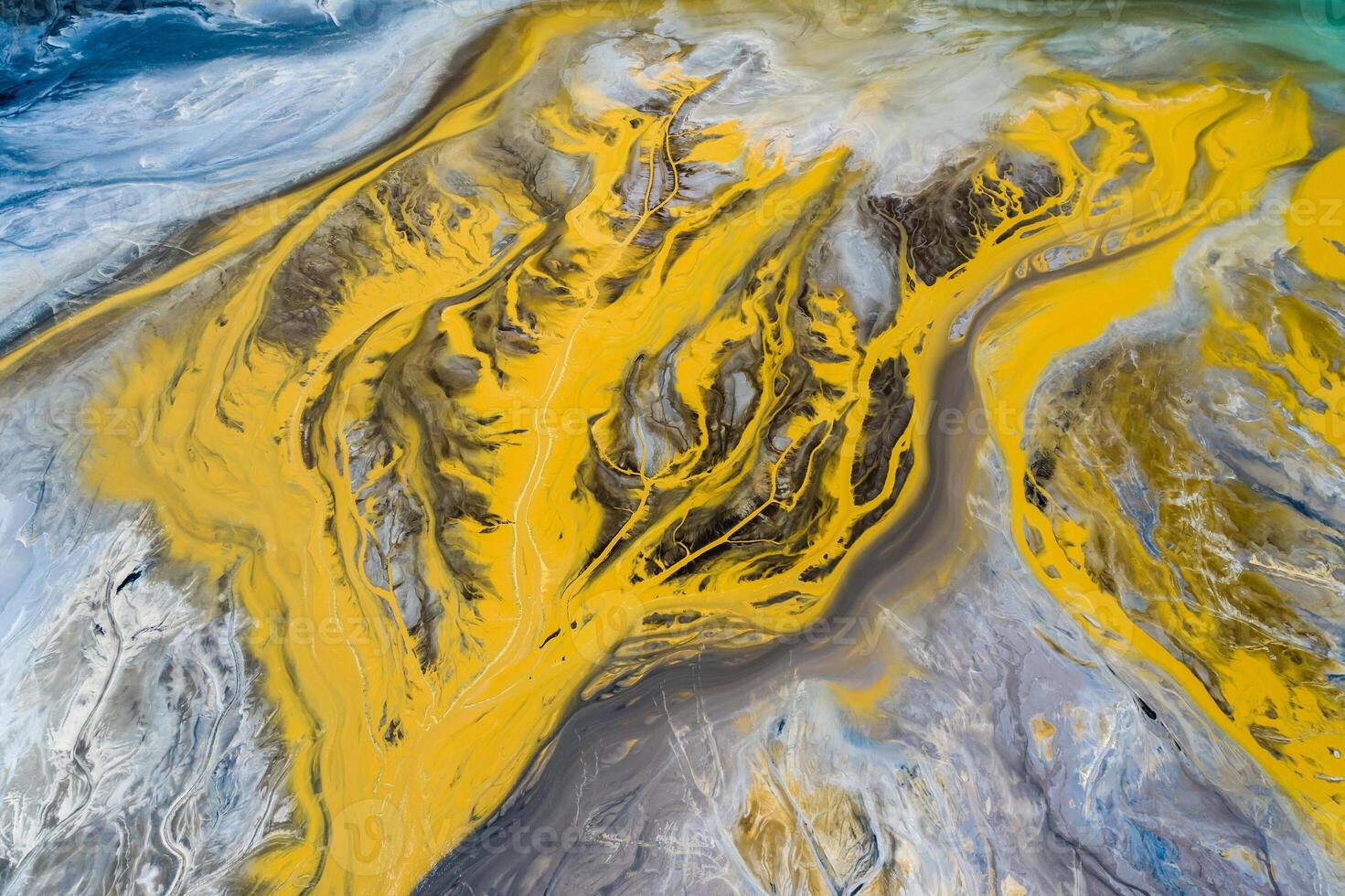 degradado panorama. destruído terra. Visão a partir de acima. surrealista lago.humano impacto em a ambiente. Visão a partir de acima. foto capturado com zangão