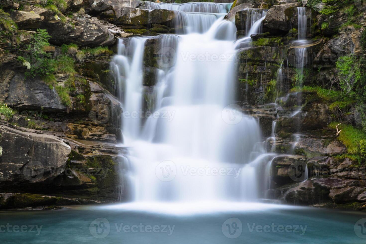 graus de então. cascata dentro a espanhol nacional parque ordesa e monte perdido, Pirineus foto