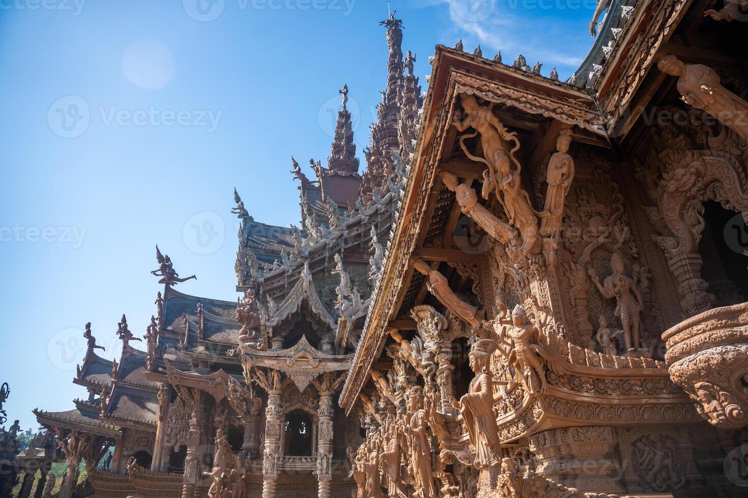 santuário do verdade de madeira têmpora dentro Pattaya Tailândia é uma gigantesco madeira construção localizado às a capa do Naklua Pattaya cidade. santuário do verdade têmpora. foto