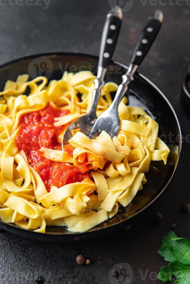 macarrão molho de tomate tagliatelle foto