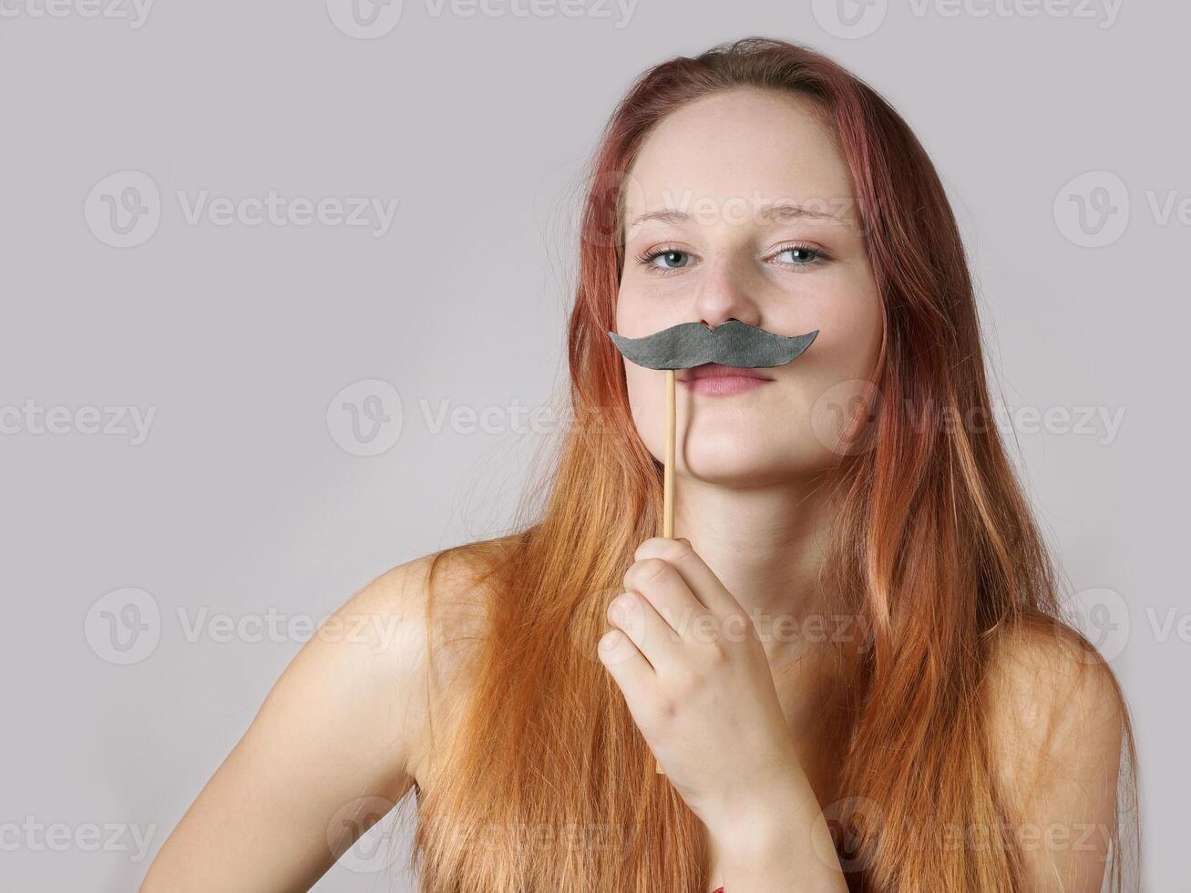 jovem mulher com falso bigode foto