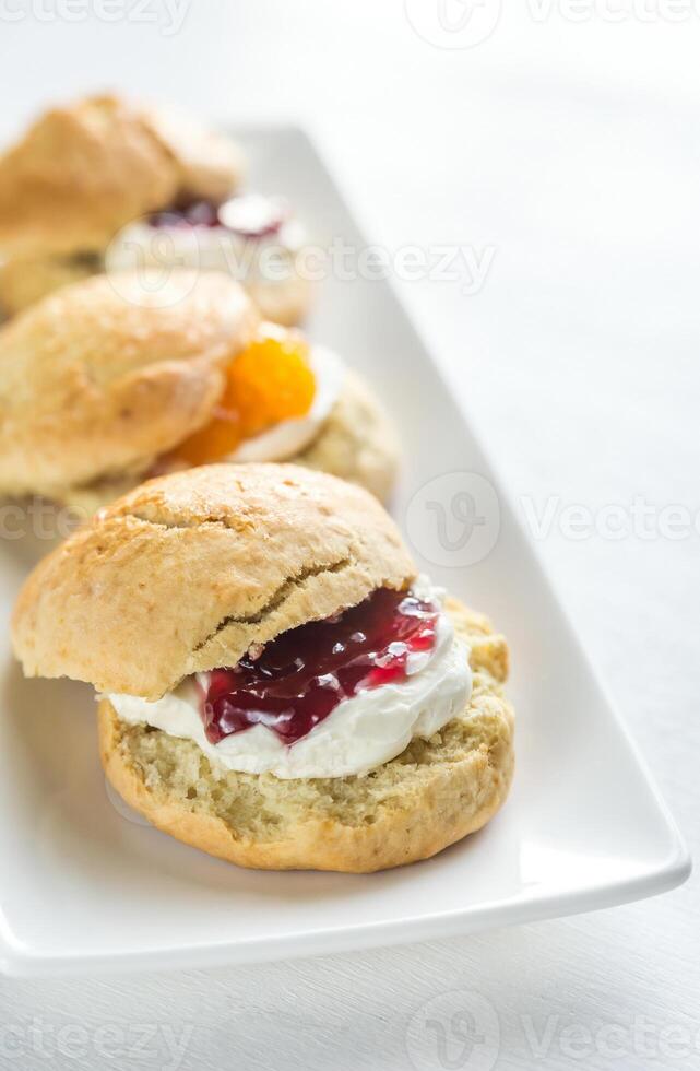 scones com creme e fruta geléia foto