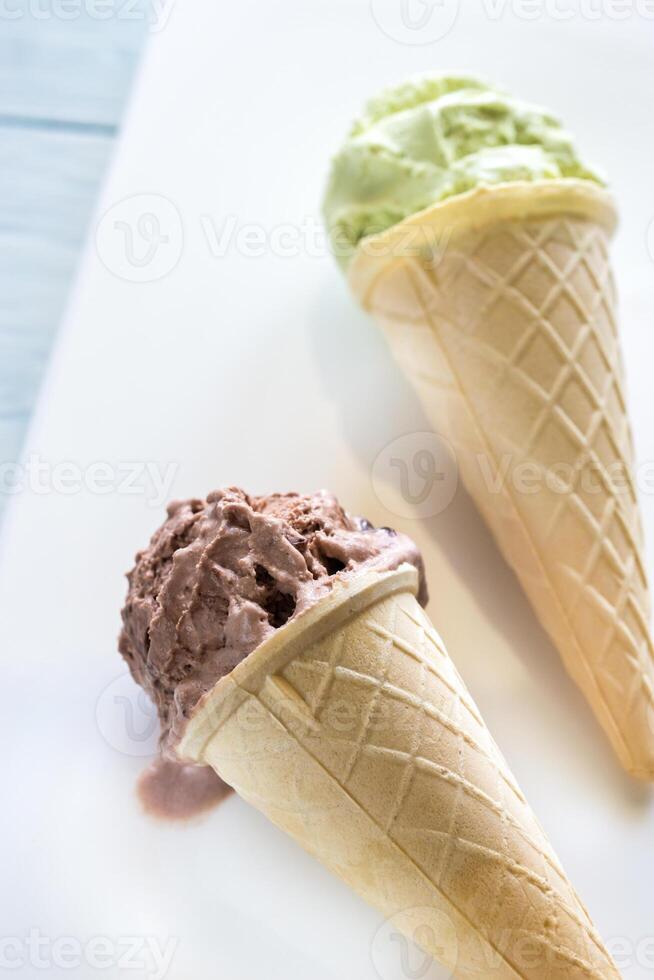 dois cones do com sabor de nozes gelo creme foto