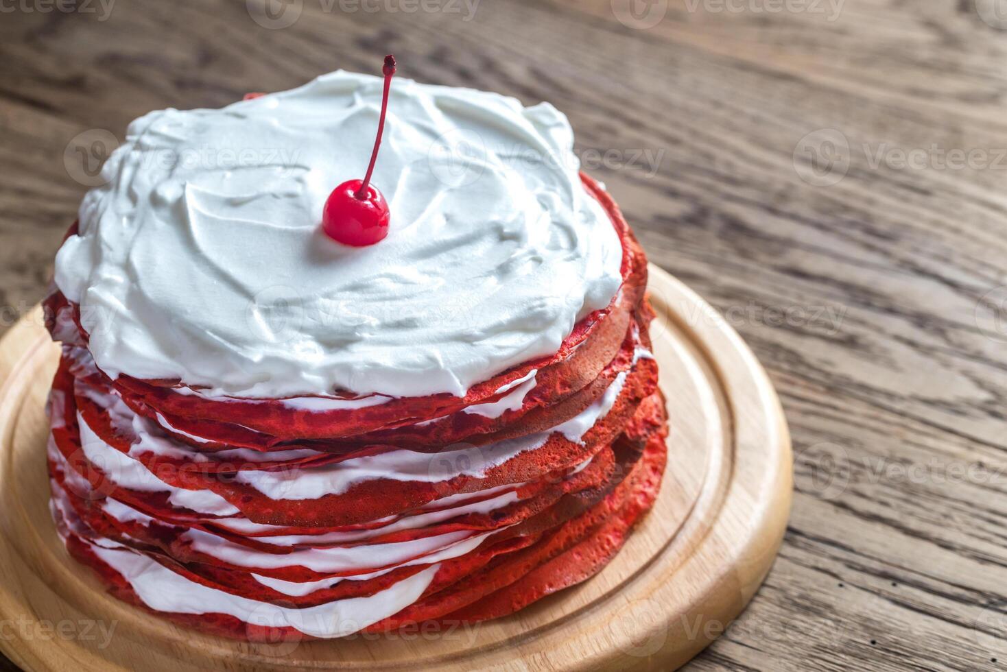 vermelho veludo Tapioca bolo em a de madeira borda foto