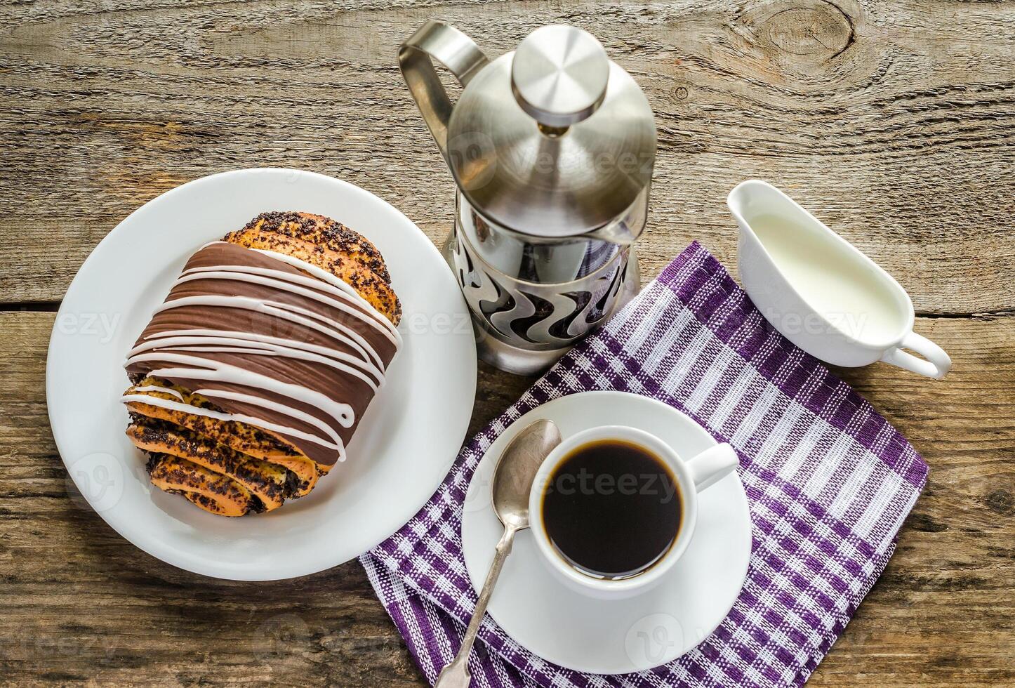 copo do café e papoula pão envidraçado com ganache foto