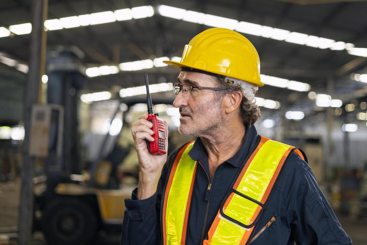 engenheiro usar walkie talkie às máquina fábrica foto