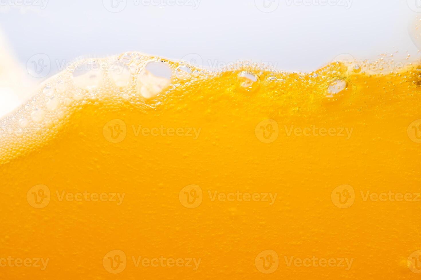 fechar acima brilhante laranja suco respingo textura para saúde e natureza ondas, lindo ondas curva e pequeno bolhas suave para garfico Projeto e fundo foto