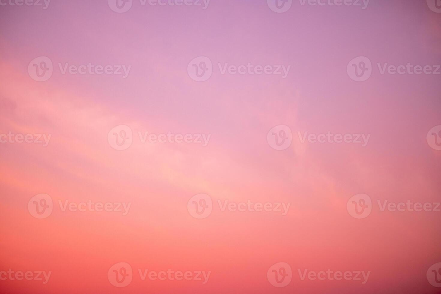 lindo , luxo suave gradiente laranja ouro nuvens e luz solar em a azul céu perfeito para a fundo, levar dentro entardecer, crepúsculo, ampla tamanho, Alto definição panorama foto