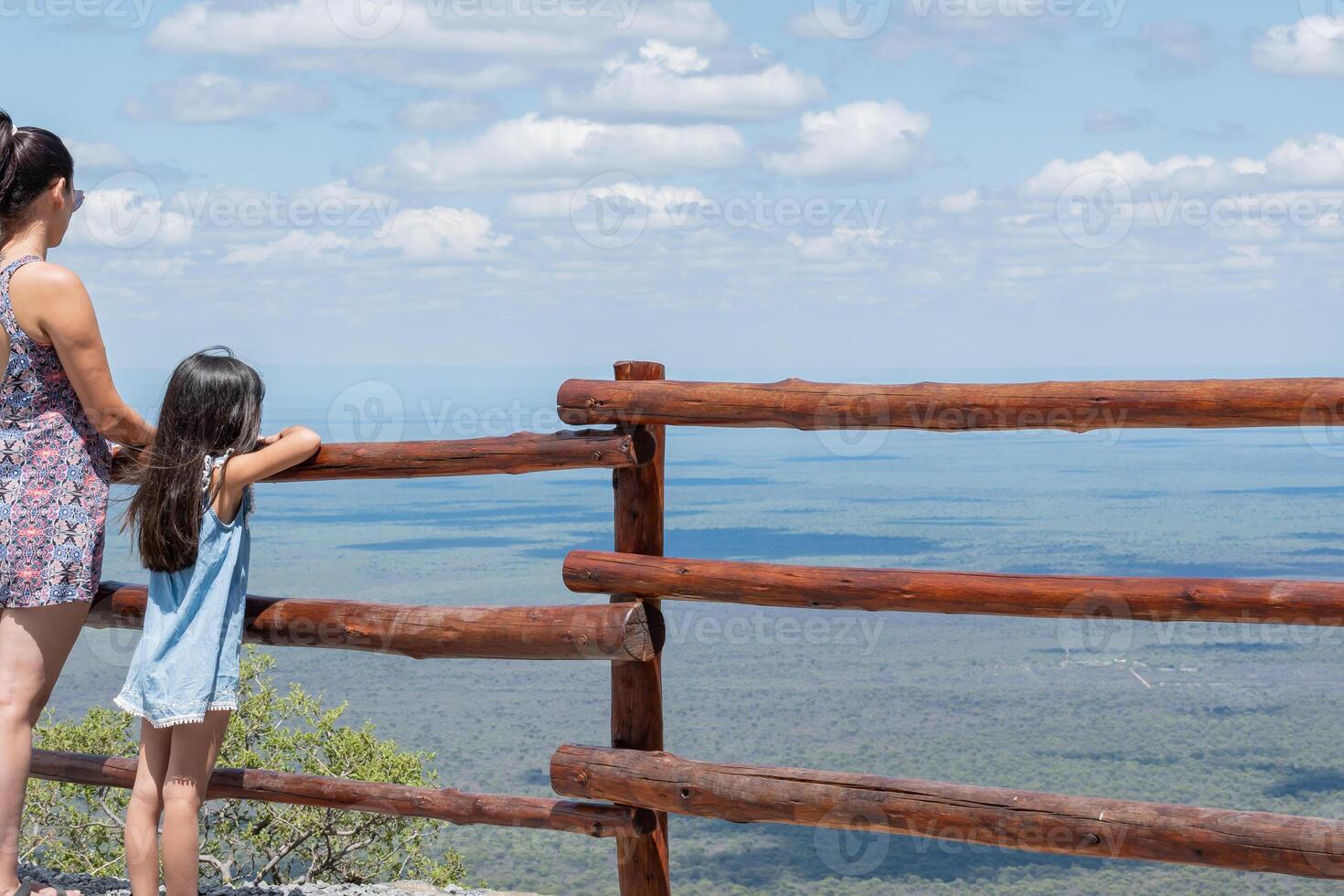 latina mãe e filha apreciar a Visualizações a partir de uma ponto de vista Alto em a montanha foto