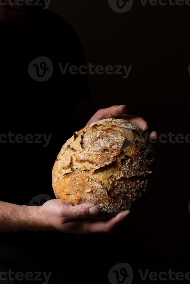 atraente jovem caucasiano chefe de cozinha posando com branco fermento pão. foto