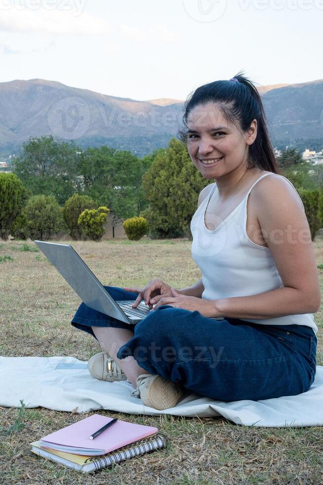 latim menina foi para a parque para Faz dela trabalhar. foto