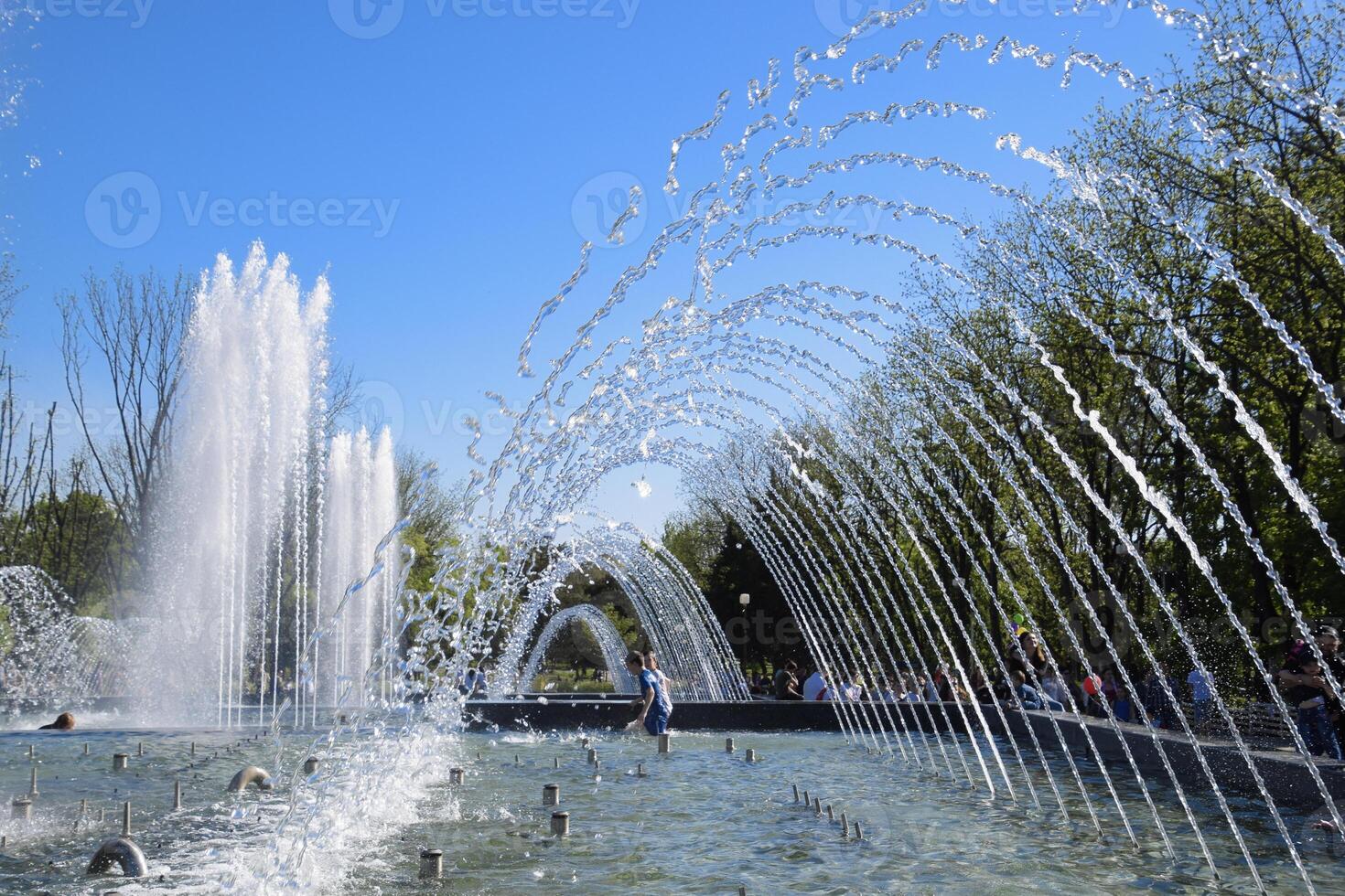 cidade fonte dentro a cidade do krasnodar. pessoas estão caminhando de a fonte. água salpicos. foto